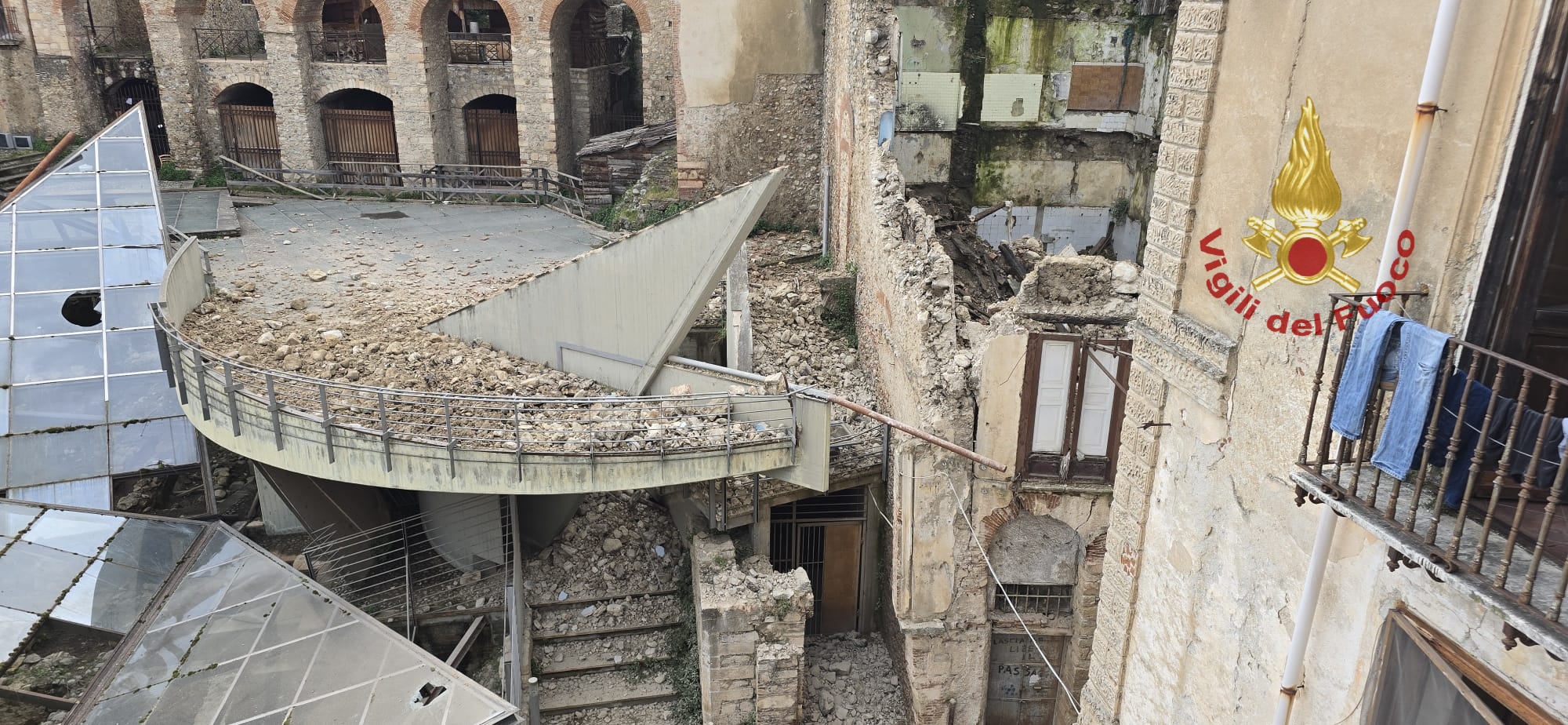 Cosenza vecchia crolla, La Base «l’amministrazione Caruso-Alimena-Mazzuca resta in silenzio» 53 crollo La Base