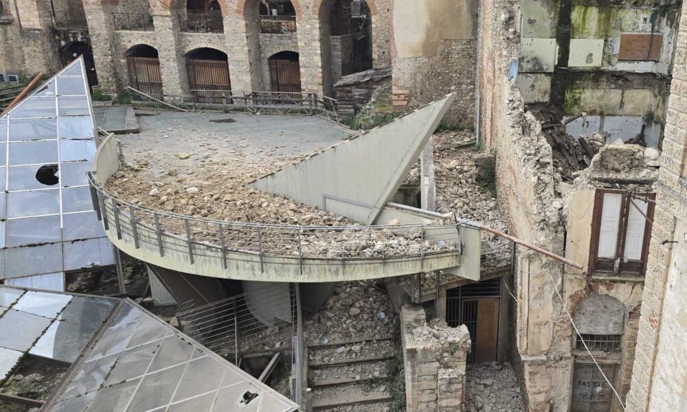 crollo comitato piazza spirito santo cosenza centro storico 03