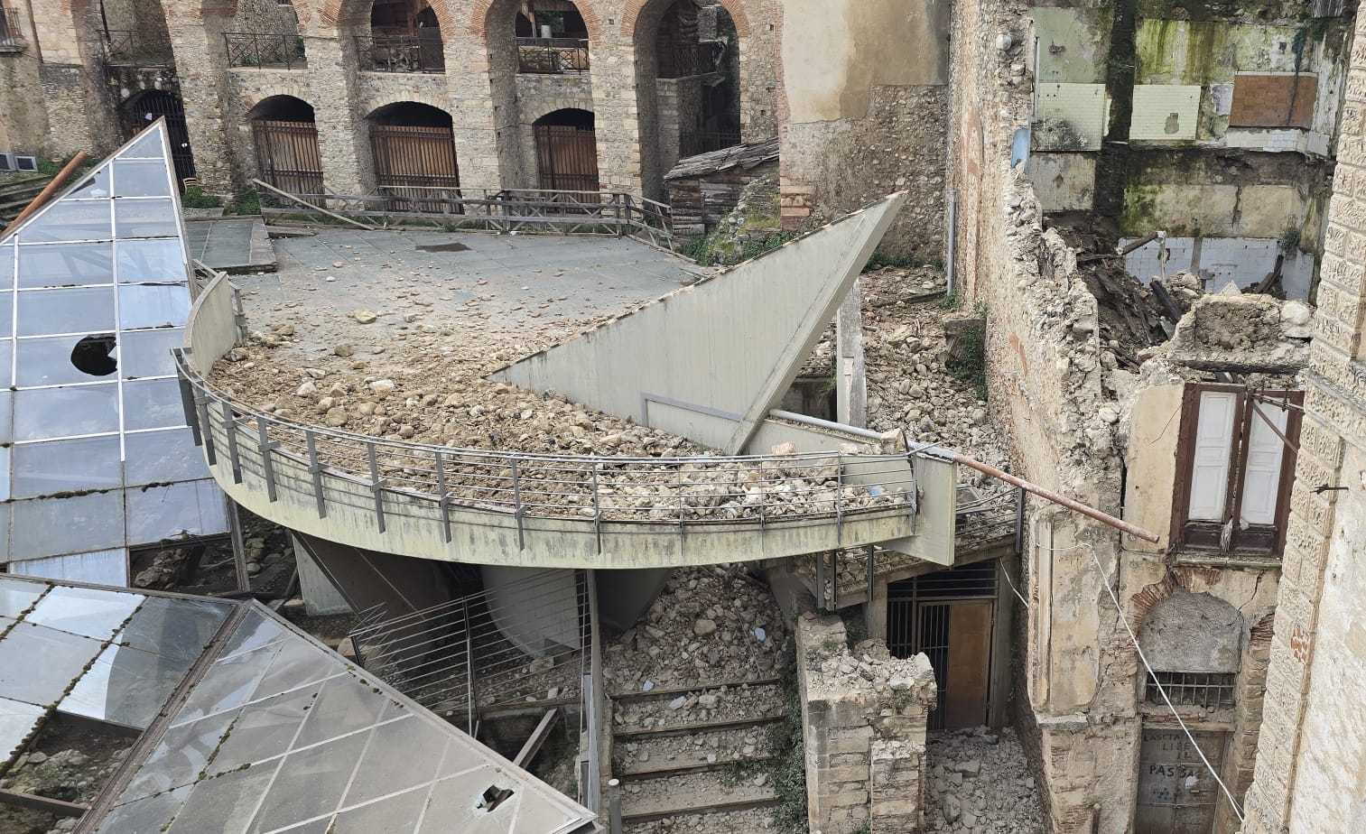 Crollo a Cosenza vecchia, il Comitato Piazza Spirito Santo «risultato di decenni di abbandono» 51 crollo alimena