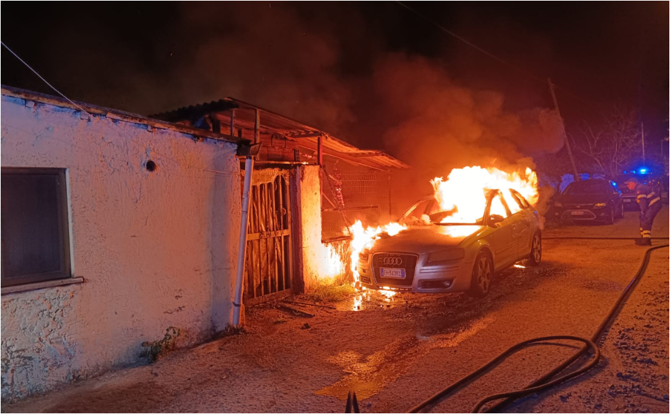 fiamme incendio casa davoli