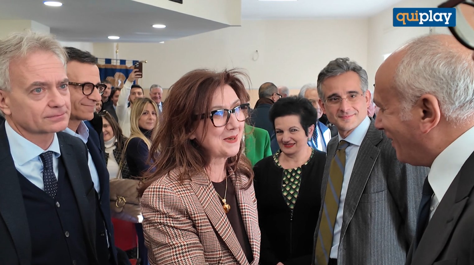 Cosenza: inaugurato il Consolato onorario dell’Albania. Rafforzati i rapporti con la Calabria 51 COSENZA - È stata inaugurata a Cosenza, la nuova sede del Consolato Onorario della Repubblica d’Albania in Calabria. La cerimonia si è svolta alla presenza dell’Ambasciatore Anila Bitri Lani, di autorità istituzionali e militari. Presenti anche numerosi sindaci arbëreshë della provincia di Cosenza. La cerimonia di inaugurazione, oltre alla partecipazione di autorevoli rappresentanti istituzionali, è stata presieduta dal Console Onorario Anna Madeo, a testimonianza dell’importanza strategica attribuita dalla diplomazia albanese alla presenza in Calabria. Per l’Ambasciatore Anila Bitri Lani, questa nuova sede rappresenta un passo di grande importanza. “Al di là dell’emozione che accompagna momenti come questo, - ha commentato - si tratta di una presenza concreta e rafforzata dell’Albania sul territorio, che condivido con il nostro Console Onorario”. “Questa terra – ha aggiunto – vanta radici profondamente legate alla storia albanese. L’apertura di questa sede rappresenta un ulteriore punto di riferimento per rafforzare i legami tra i due Paesi, consolidando quel ponte che unisce le due sponde dell’Adriatico e che proprio in Calabria trova una delle sue espressioni più significative, sia dal punto di vista storico che attuale”.