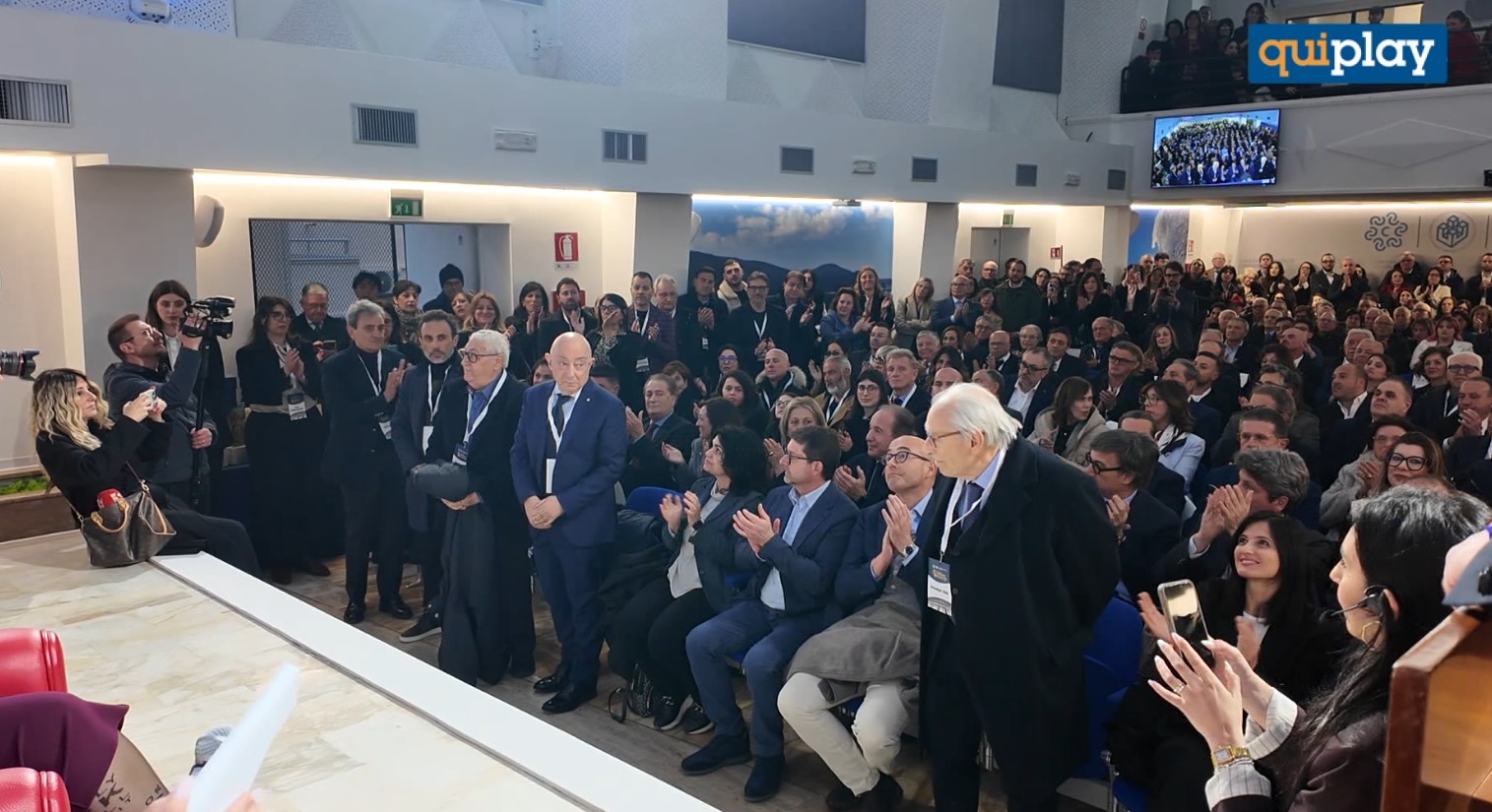 La Camera di Commercio di Cosenza premia le imprese storiche. Algieri: «Veri eroi dell’economia» 51 La Camera di Commercio Cosenza premia le sue imprese storiche. Algieri: "i veri eroi dell’economia"