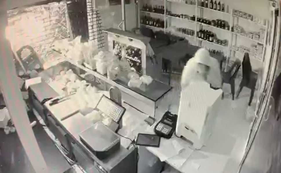 Colpo a Rende, sventrano con l'auto la vetrina di un caseificio e rubano la cassa automatica 53 furto rende caseificio 04