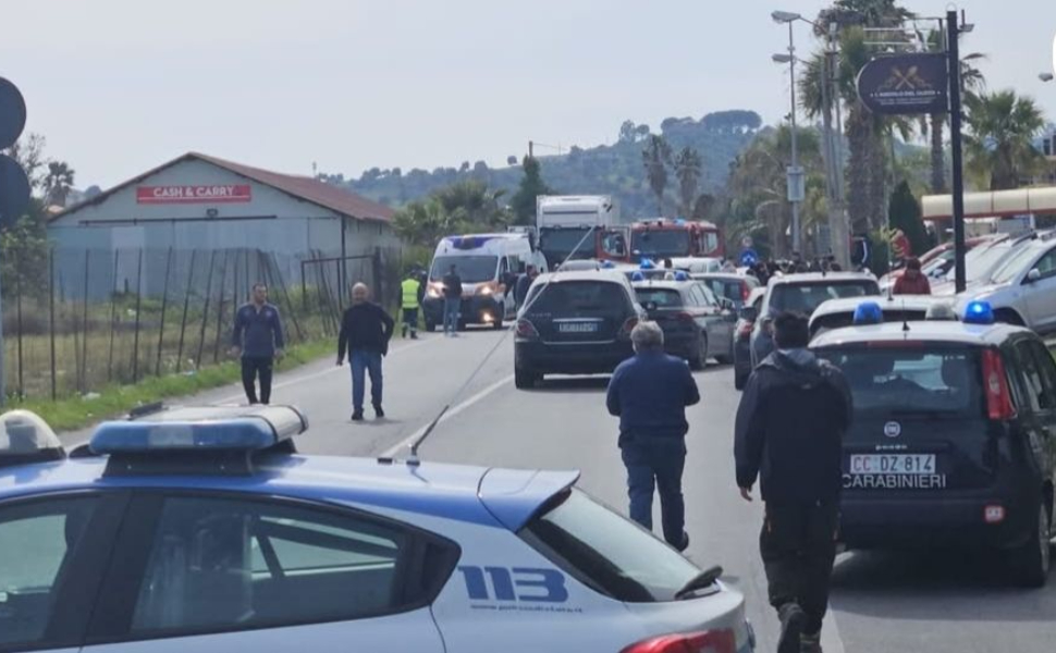 Paura sulla statale 106, maxi scontro tra quattro auto e un tir: 5 feriti, 2 sono gravi 51 incidente-statale-106-bovalino