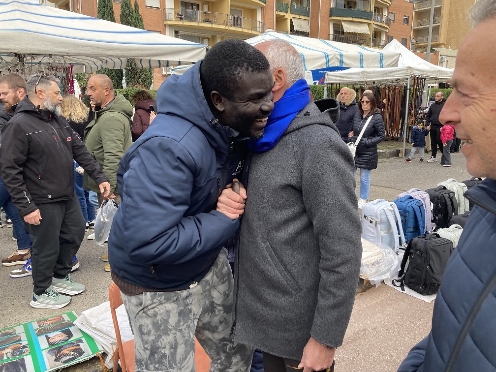Colpita dal maltempo, ma non si ferma: la Fiera di San Giuseppe chiude con successo. «Grande lavoro di squadra» 53 labbraccio del Sindaco con un ambulante