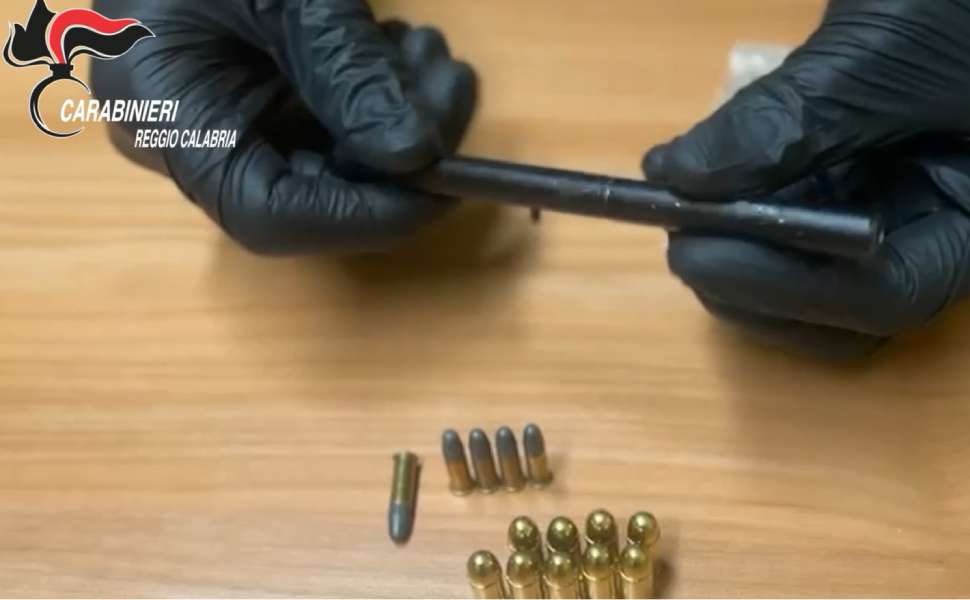 penna-pistola carabinieri riace 01