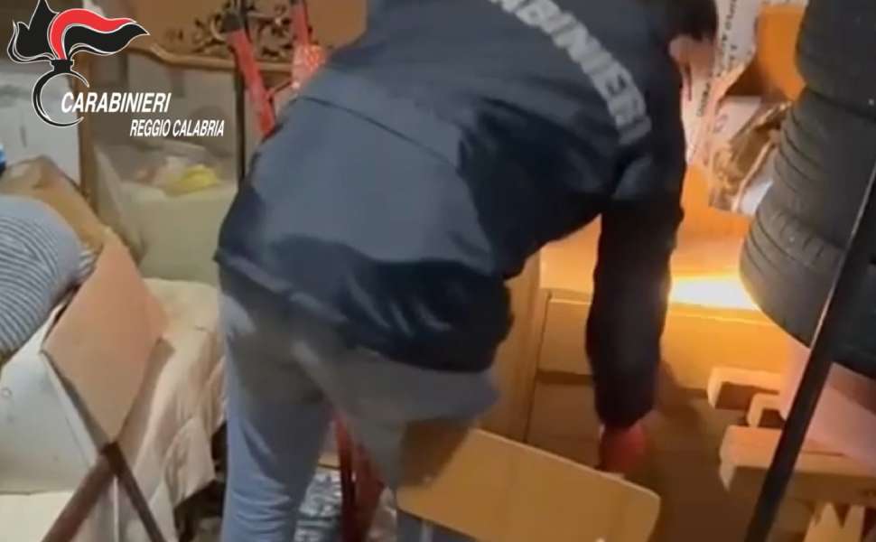 Carabinieri scoprono una penna-pistola in salotto, durante una perquisizione: un arresto 51 penna-pistola carabinieri riace 02