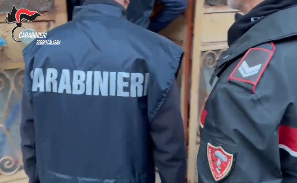 Carabinieri scoprono una penna-pistola in salotto, durante una perquisizione: un arresto 52 penna-pistola carabinieri riace 03