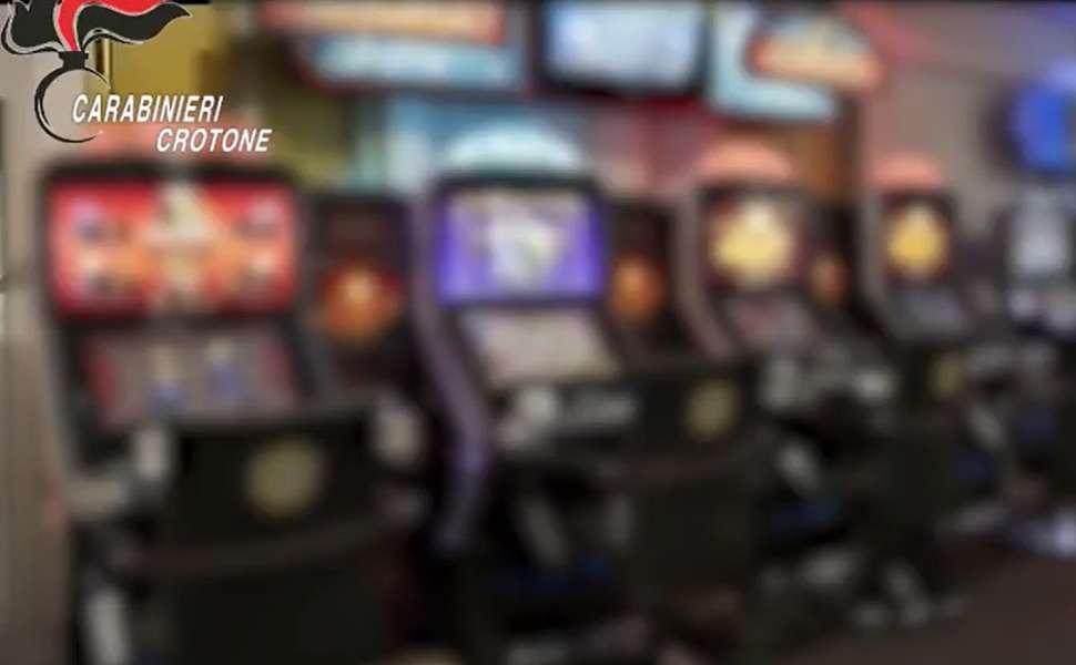 Sequestrano e rapinano un uomo per la vincita alle slot con il metodo del "pesciolino": 6 arresti 51 pesciolino slot carabinieri cirò