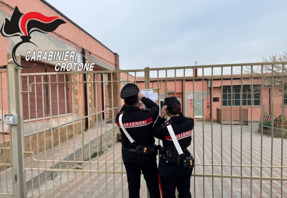 Lavori non idonei: scuola a rischio crollo, bambini e docenti in pericolo. Indagata la sindaca 51 scuola crollo le castella