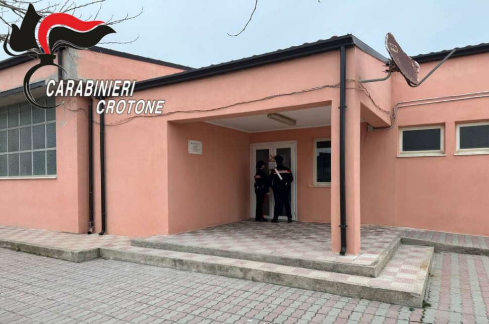 Lavori non idonei: scuola a rischio crollo, bambini e docenti in pericolo. Indagata la sindaca 52 scuola crollo-Le-Castella1