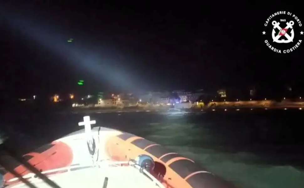Salvataggio in mare: 2 velisti in difficoltà tratti in salvo dalla Guardia costiera 52 velisti soccorso guardia costiera 02