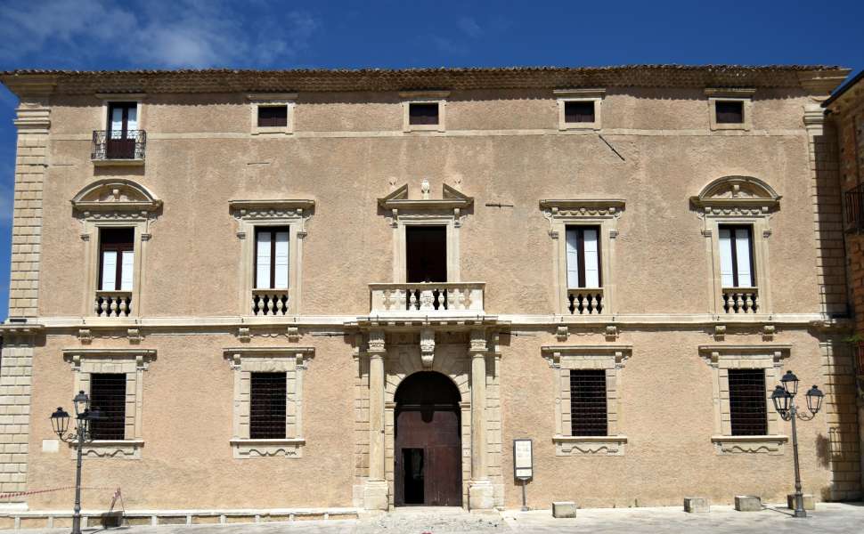 Il borgo di Aiello Calabro capitale della pietra e dell’arte barocca, 400 anni dalla morte di Barbalonga 53 Aiello Calabro - palazzo cd Cybo