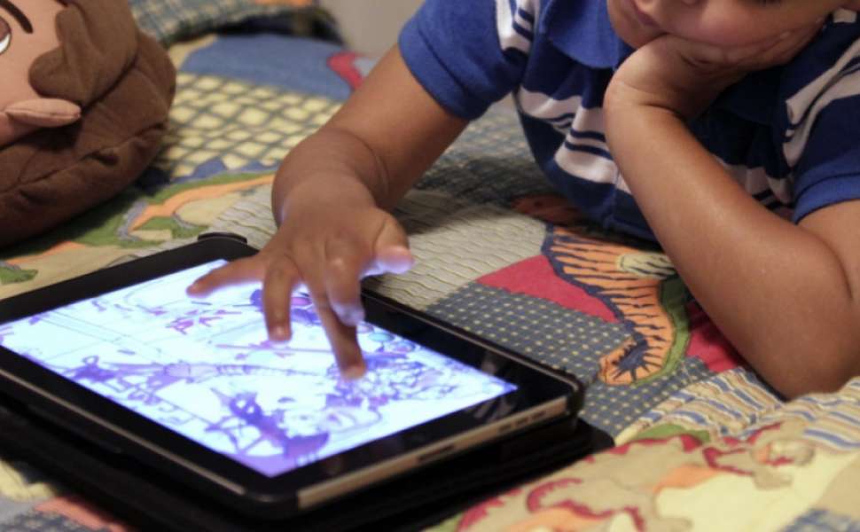 Bambini connessi smartphone tablet 02