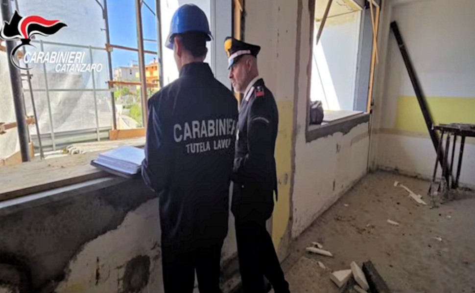 Lavoratori in nero e gravi irregolarità in un cantiere edile. Sospensione e sanzioni per 100mila euro 52 Carabinieri TUEL CATANZARO