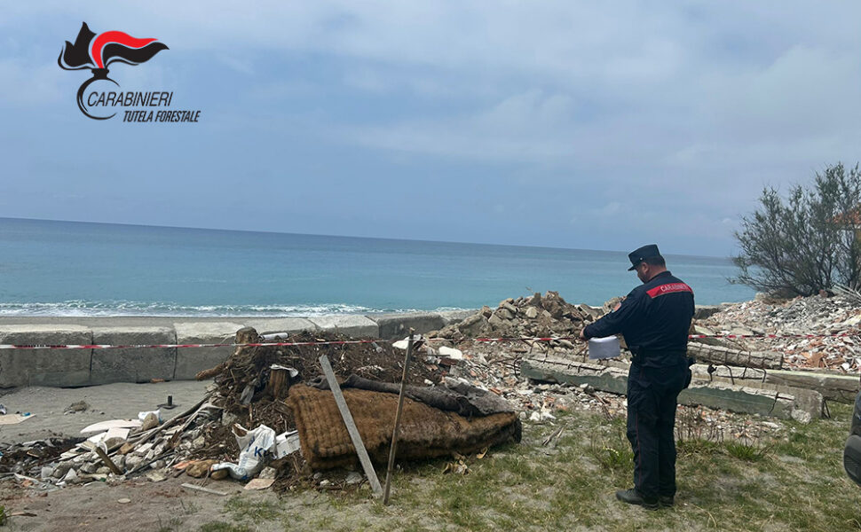 Carabinieri forestali sequestro rifiuti Fuscaldo_01