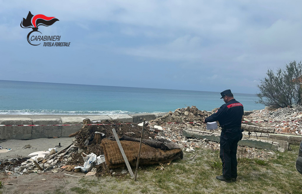 Carabinieri forestali sequestro rifiuti Fuscaldo_01
