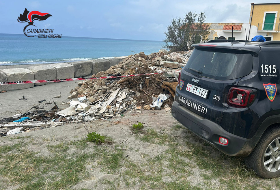 Carabinieri forestali sequestro rifiuti Fuscaldo_02