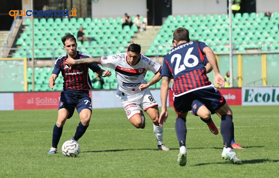 Cosenza-Foggia: 1-0. Decide Ciotti, settimo sigillo interno di fila e terzo posto. Baez sbaglia un rigore 54 Cosenza Foggia_03