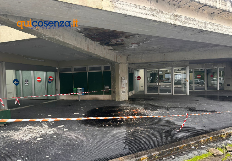 Cosenza, nuovo crollo alla stazione di Vaglio Lise. Il sindaco “FS prenda coscienza: sta cadendo a pezzi” 51 Crollo solaio stazione di Vaglio Lise Cosenza