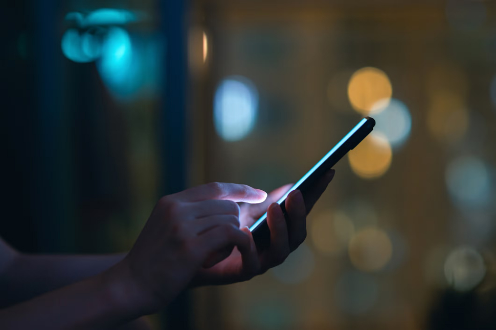 Rosarno: foto di minorenni manipolate, denudate e poi diffuse sui social. Comunità indignata 51 Deepfake Cellulare cyberbullismo