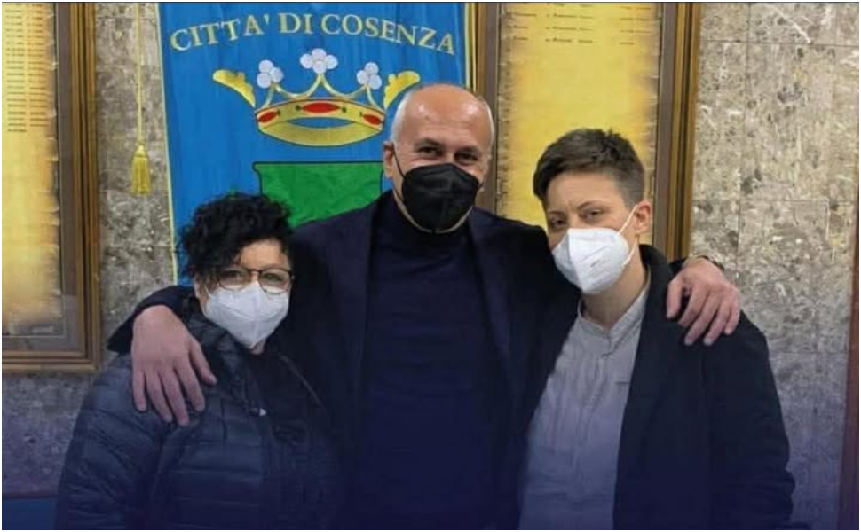 Cosenza, dal sogno d'amore alla sofferenza: «Preghiamo per Eugenia, lotta tra la vita e la morte» 52 Eugenia e Raffaella Cosenza