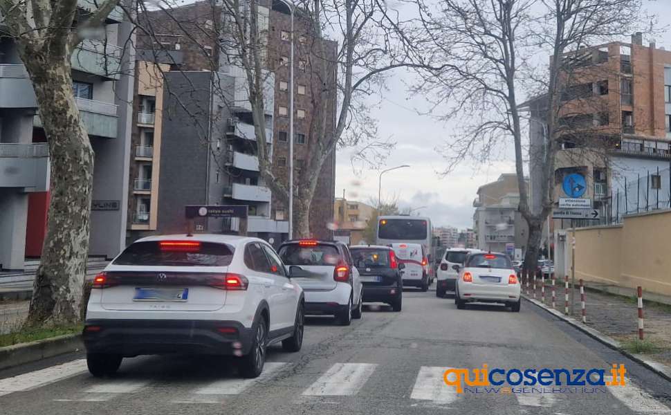 Fila auto verso via Kennedy Rende - Traffico 03 cittadino