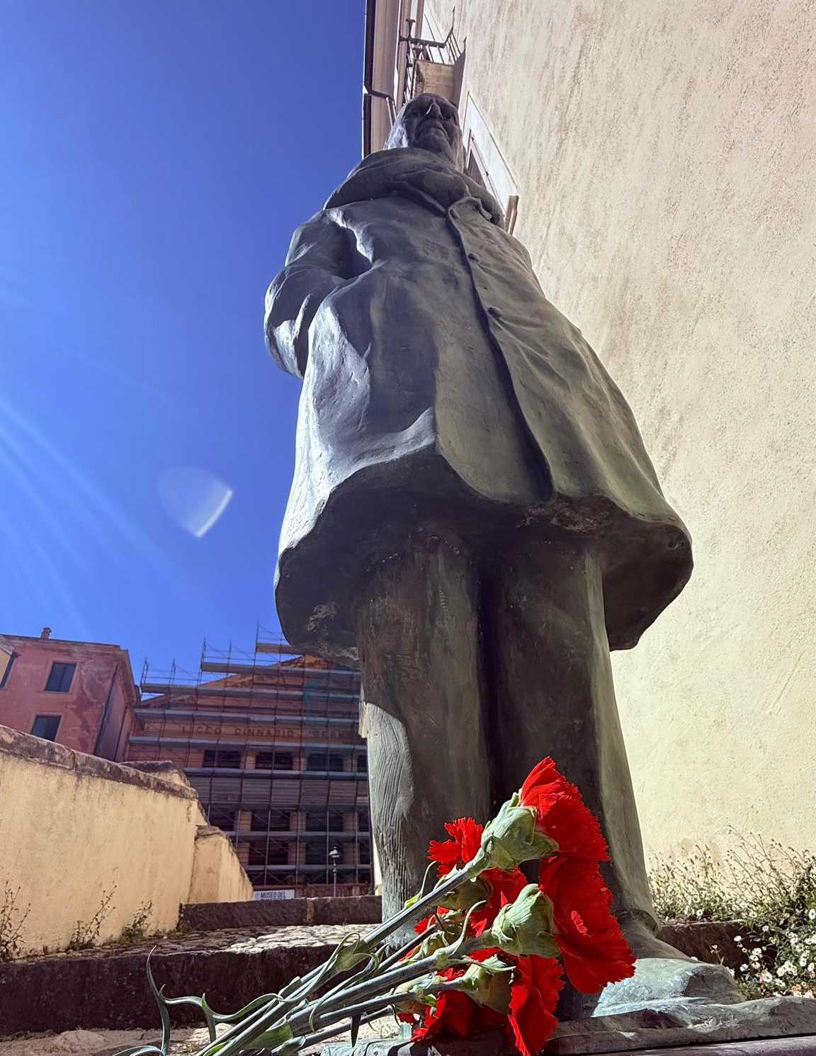 Cosenza, 110 anni dalla nascita di Mancini: «incontro alla statua in bronzo, il futuro comincia da qui» 53 Giacomo Mancini 03