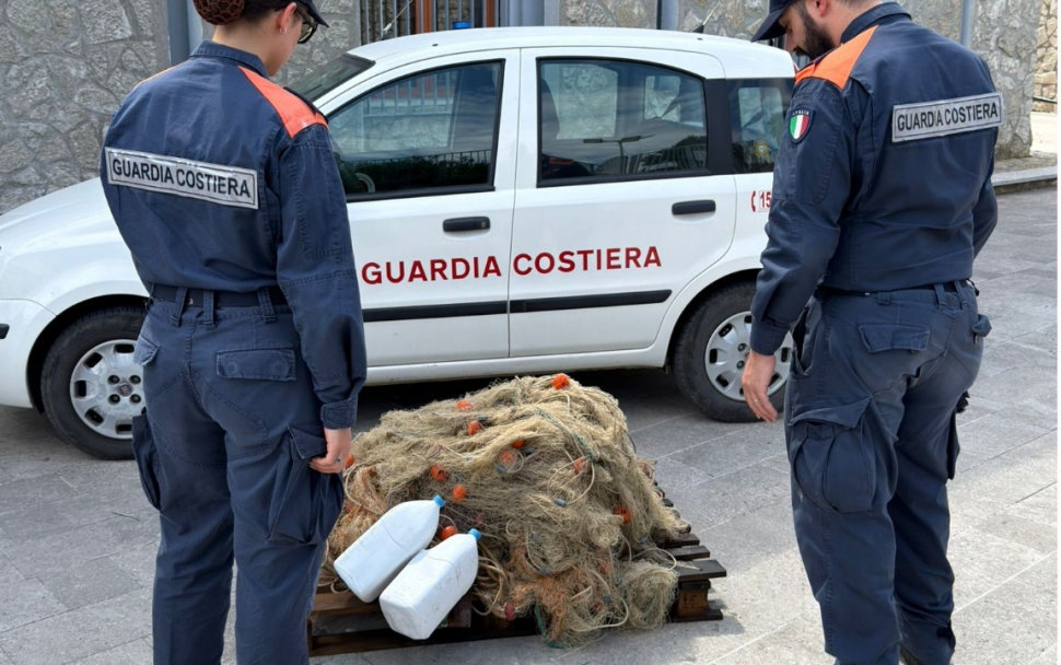 Pesca illegale: blitz della Guardia Costiera. Sequestrati 150 kg di bianchetto e una rete in mare lunga 600 metri 53 Guardia Costiera Sequestro rete tramaglio illegale