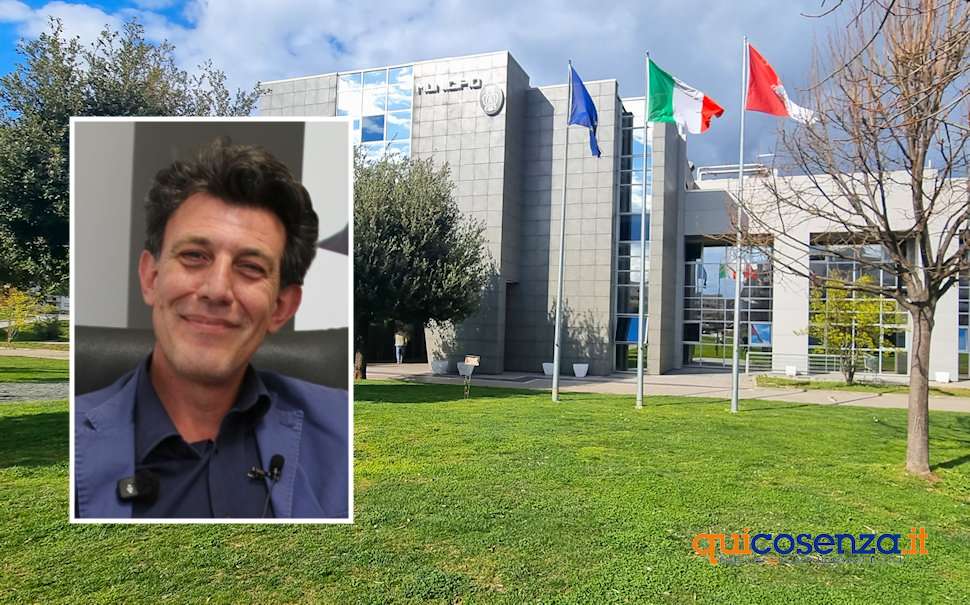 Rende, dietrofront di Ghionna sulla Comunità Energetica "nessun aiuto alle famiglie, solo assetti di potere" 76 Marco Saverio ghionna Comune-di-Rende-Municipio_02