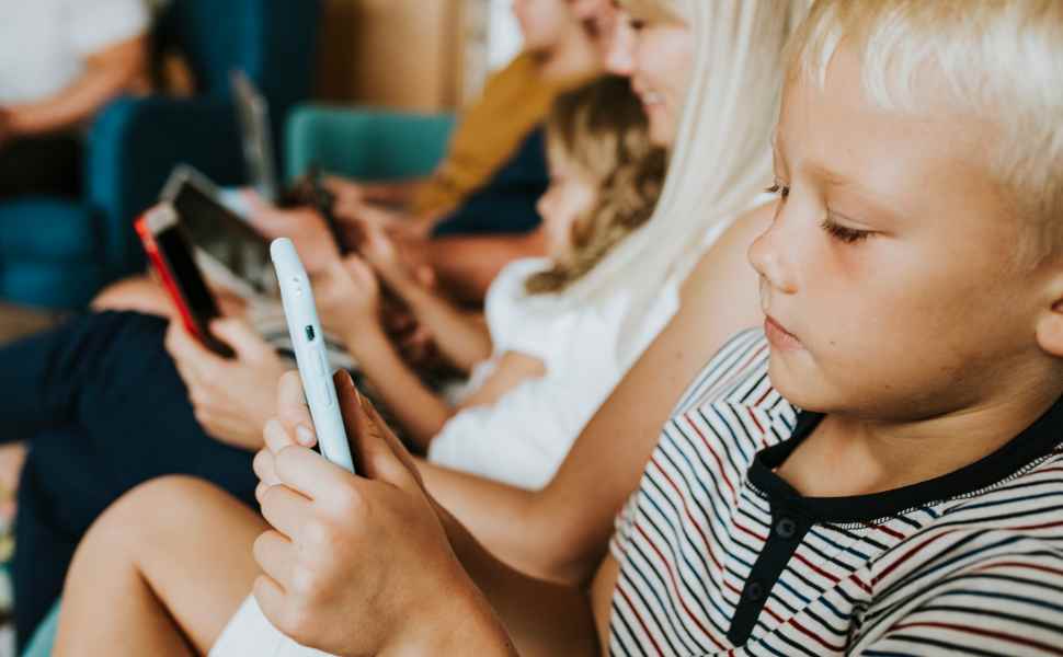 Minori e social, Laghi propone un piano regionale per l'educazione digitale 52 Laghi_Minori_social