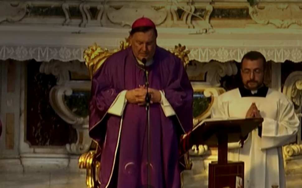 A Catanzaro dolore e silenzio per l'ultimo saluto ad Anna e i suoi bimbi. Francesco si inginocchia in chiesa 53 Omelia vescovo funerali Anna Democrito