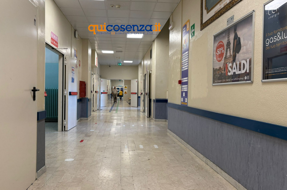 Ospedale Civile dell'Annunziata Cosenza_interno_01 corridoio