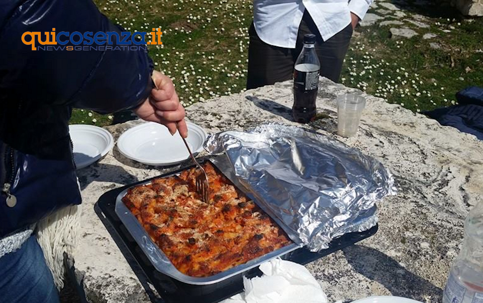 E venne il giorno du “Pascune”. La Pasquetta dei cosentini tra amici, vino, grigliate e "pasta china" 53 Pasta china alla cosentina