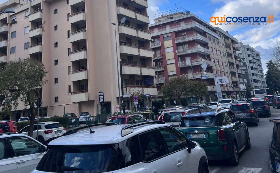 Rende: protesta del comitato spontaneo pendolari contro l’ordinanza «inascoltati, non siamo numeri» 52 Pendolari - viale Kennedy 1 aprile alle 17.30 01