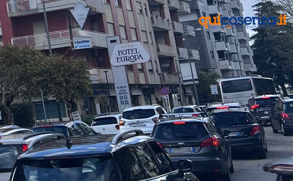Rende: protesta del comitato spontaneo pendolari contro l’ordinanza «inascoltati, non siamo numeri» 53 Pendolari - viale Kennedy 1 aprile alle 17.30 03