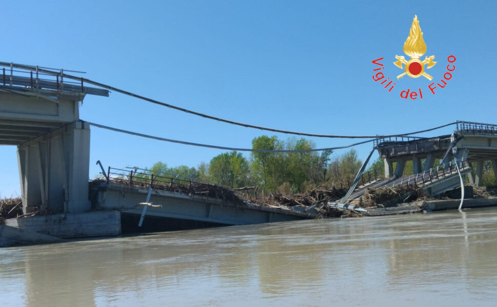 Crolla Ponte e finisce con l'auto nel fiume molise vigili del fuoco Calabria
