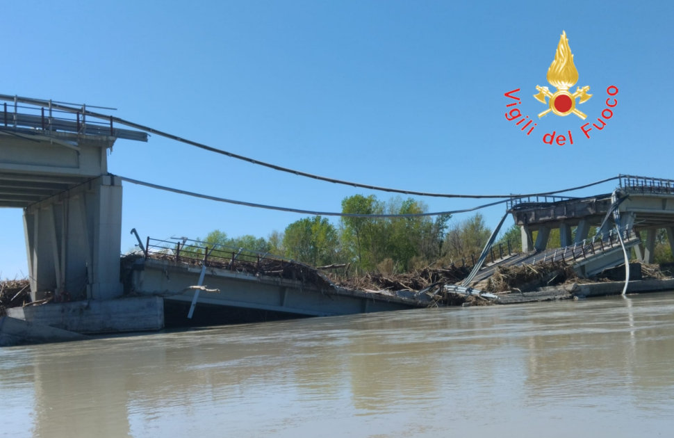 Crolla un ponte e precipita con l’auto nel fiume. Alle ricerche anche i Vigili del Fuoco di Cosenza e Catanzaro 51 Crolla Ponte e finisce con l'auto nel fiume molise vigili del fuoco Calabria