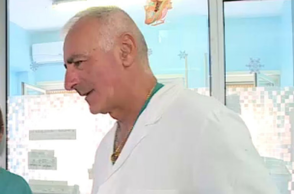 Colto da malore mentre è in corsia a Paola: ricoverato d'urgenza il primario Massimo Candela 52 Primario ortopedia Massimo Candela