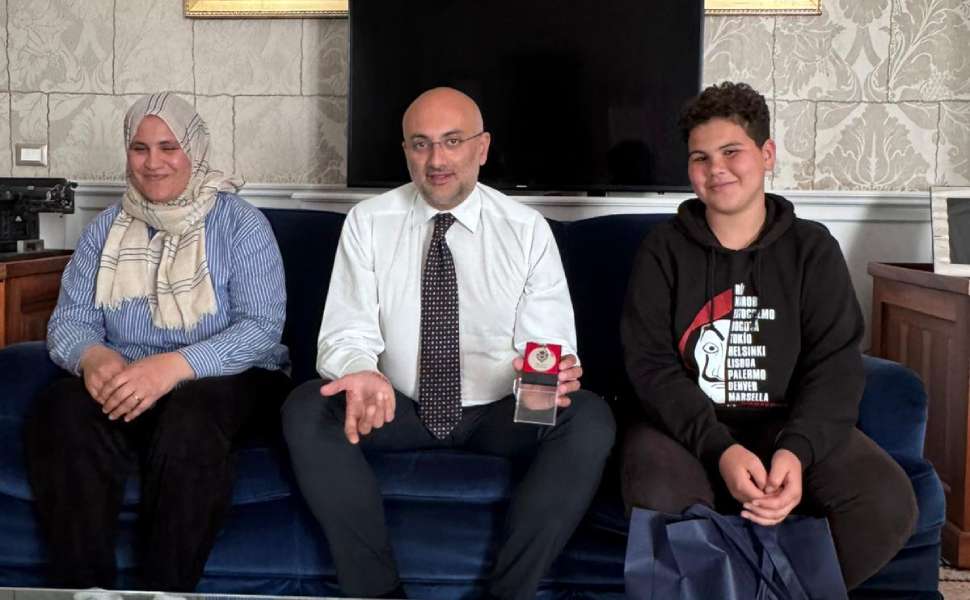 Restituisce borsa con soldi e documenti, 13enne premiato dalla Provincia di Cosenza 53 Provincia Cosenza - 13enne borsa 02