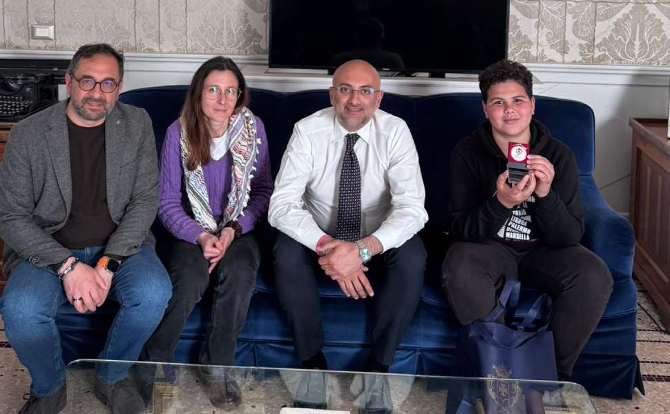 Restituisce borsa con soldi e documenti, 13enne premiato dalla Provincia di Cosenza 54 Provincia Cosenza - 13enne borsa 03