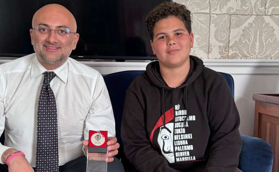 Restituisce borsa con soldi e documenti, 13enne premiato dalla Provincia di Cosenza 52 Provincia Cosenza - 13enne borsa 04