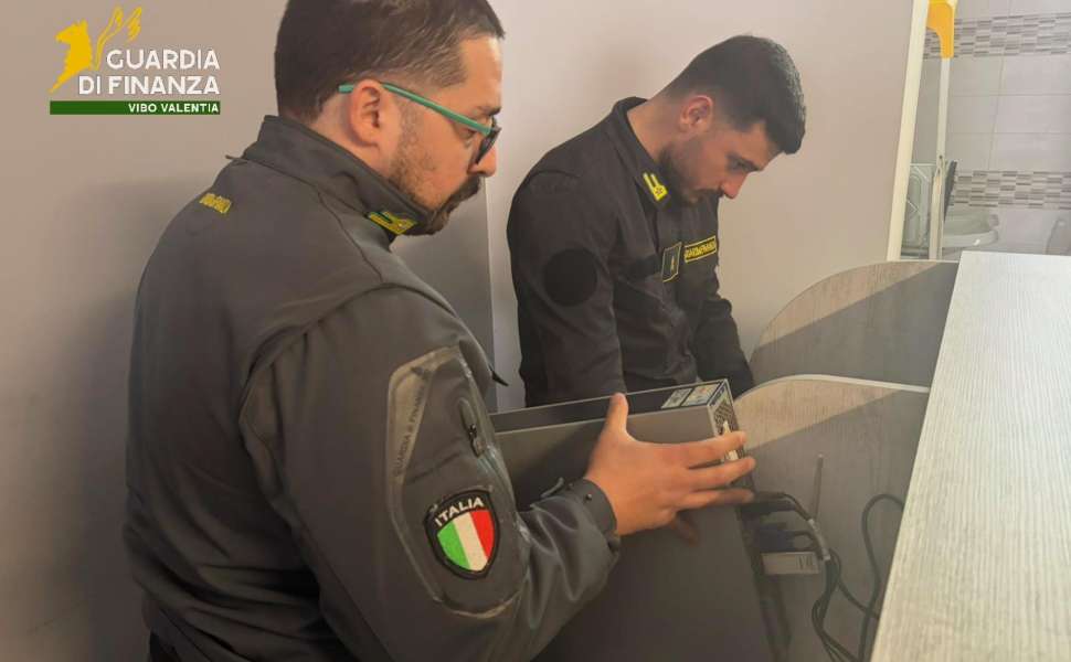 Giochi illegali: scoperto centro scommesse abusivo e sequestrate 5 slot. Sequestrati 2mila euro 52 Sequestro slot a Mileto Guardia di finanza 02