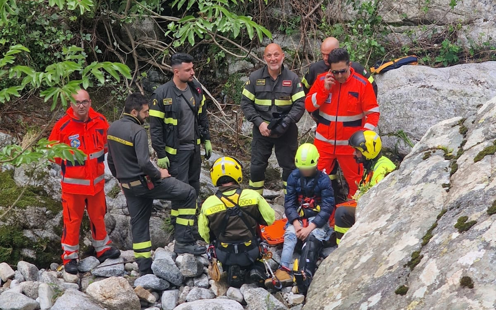 Rovinosa caduta durante la pesca: 17enne bloccato tra i rovi e con una frattura. Salvato dai carabinieri 52 Soccorso vigili del fuoco giovane caduta
