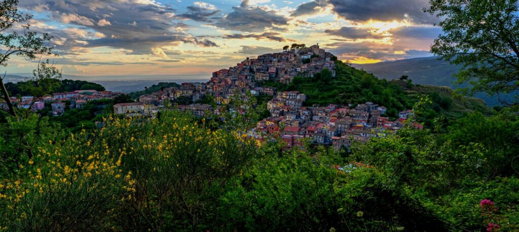 Rai 1 accende i riflettori sulla Calabria: sport, gastronomia e il borgo tra Ionio e Tirreno 52 Tiriolo_Soft_Warm_-Luigi-Guzzo