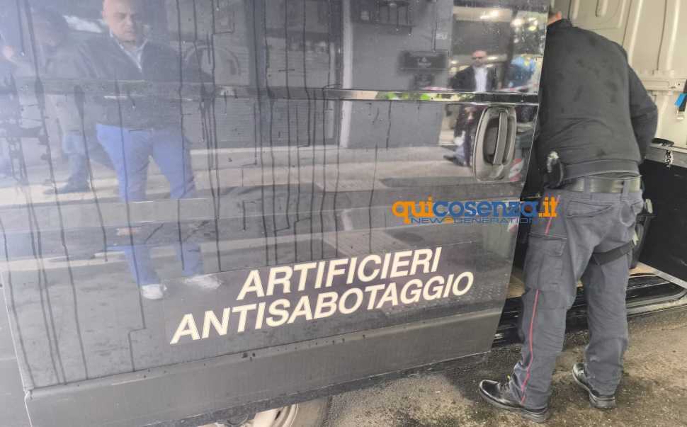 Cosenza: valigia "sospetta" (poi risultata vuota) su via Rodotà, sul posto gli Artificieri dei carabinieri 52 Valigia sospetta Via Rodota 3