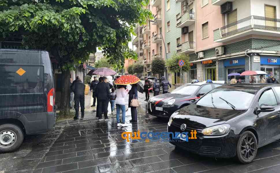 Cosenza: valigia "sospetta" (poi risultata vuota) su via Rodotà, sul posto gli Artificieri dei carabinieri 54 Valigia sospetta Via Rodota 4