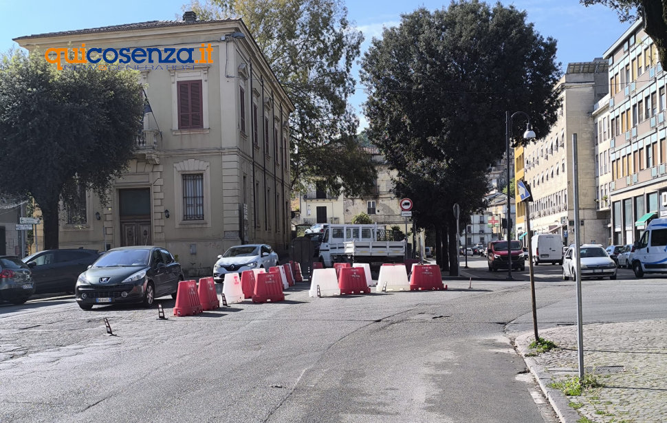 Via Sertorio Quattromani: Cartelli e multe non bastano più. New jersey contro l’immissione “illegale” 51 Via Sertorio Quattromani new jersey