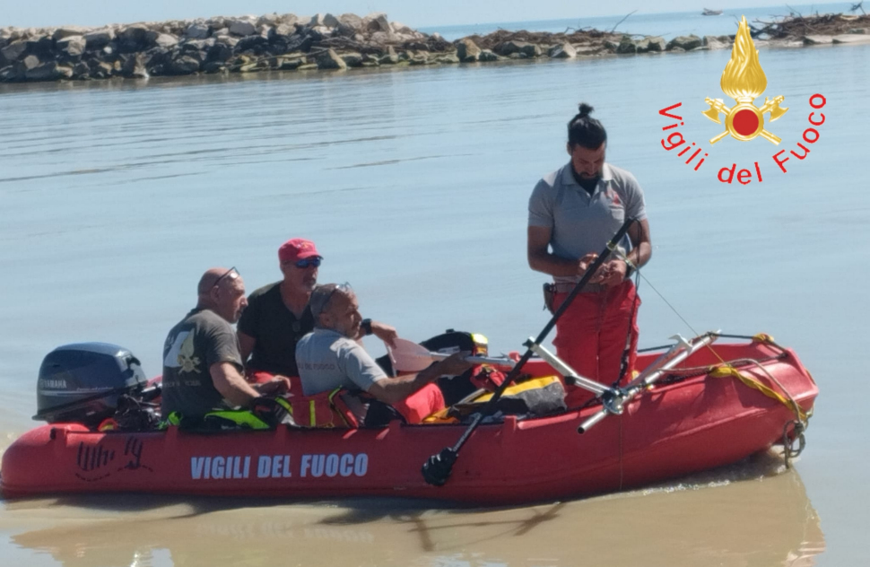 Crolla un ponte e precipita con l’auto nel fiume. Alle ricerche anche i Vigili del Fuoco di Cosenza e Catanzaro 54 Vigili del fuoco ricerche gommone1