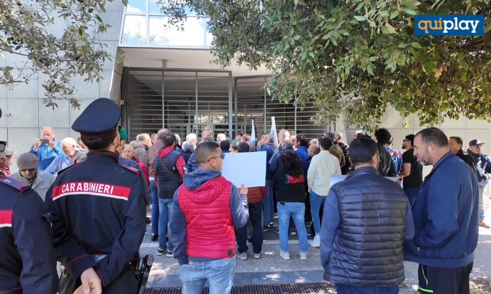 Rende, protesta degli ambulanti contro lo spostamento del mercato del giovedì in via Parigi